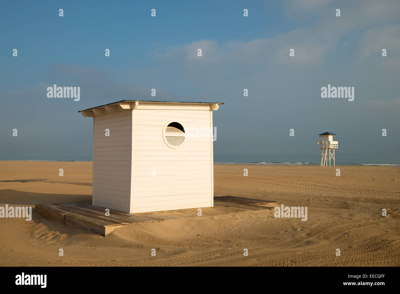 Petite cabane de plage et lifguard tower sur une plage de sable fin Banque D'Images