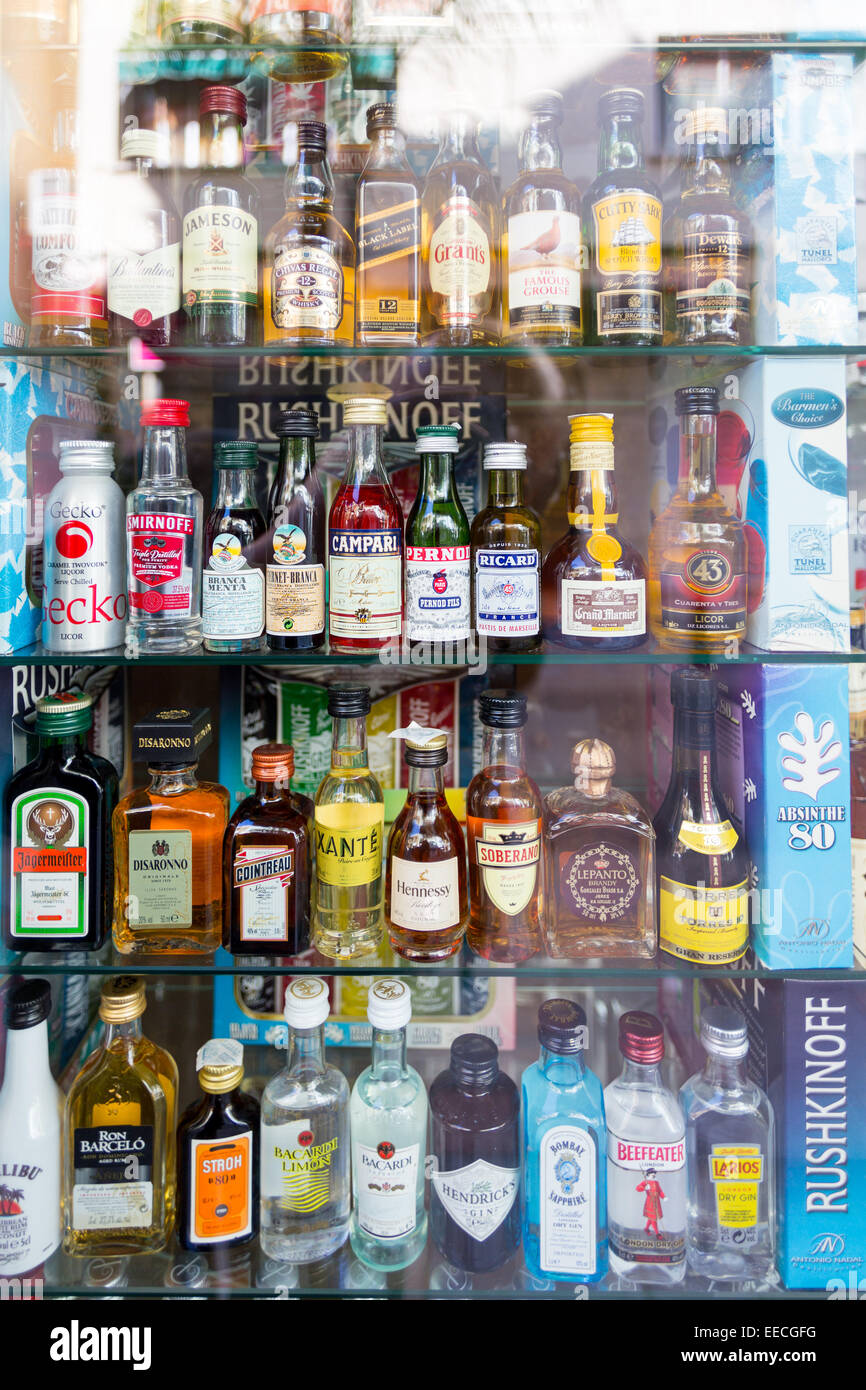 Un magasin vitrine avec de nombreuses bouteilles d'alcool miniatures Photo  Stock - Alamy