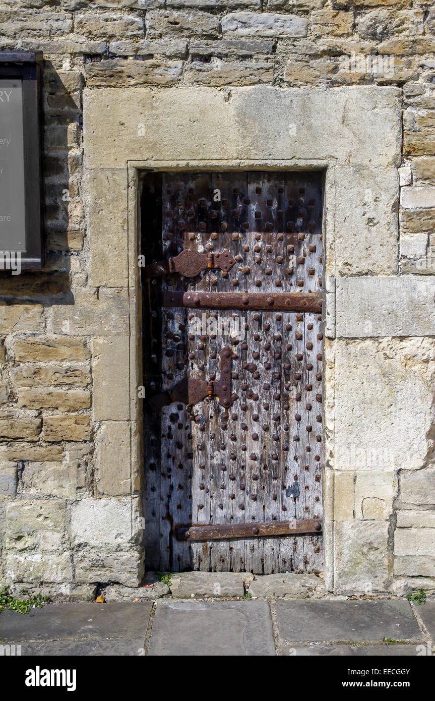 Cité médiévale porte cloutée, situé près de la grande croix, Malmesbury Banque D'Images