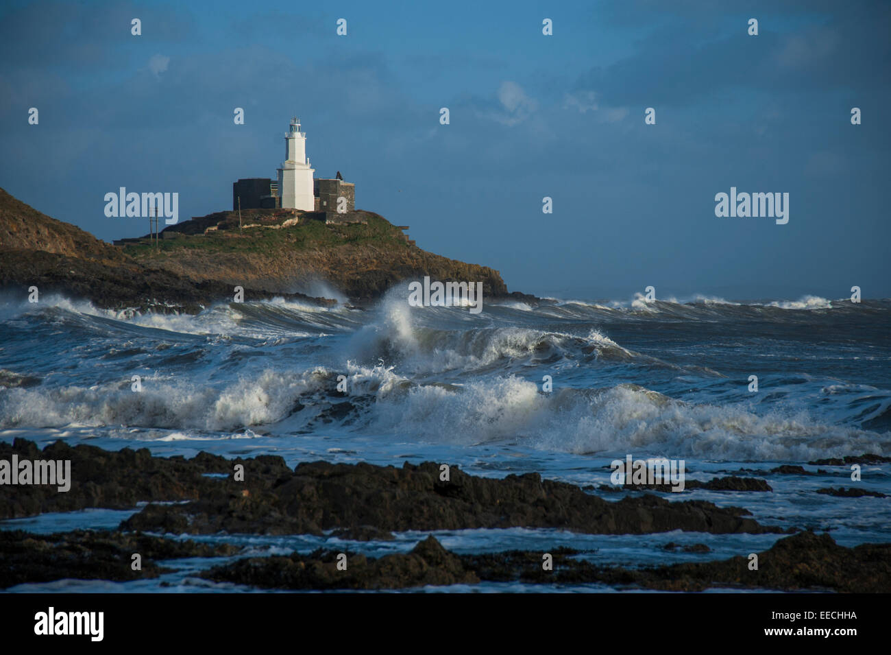 Une mer à Mumbles Rock Lighthouse, Mumbles Head, Swansea Bay, West Glamorgan, Pays de Galles, Royaume-Uni. Banque D'Images