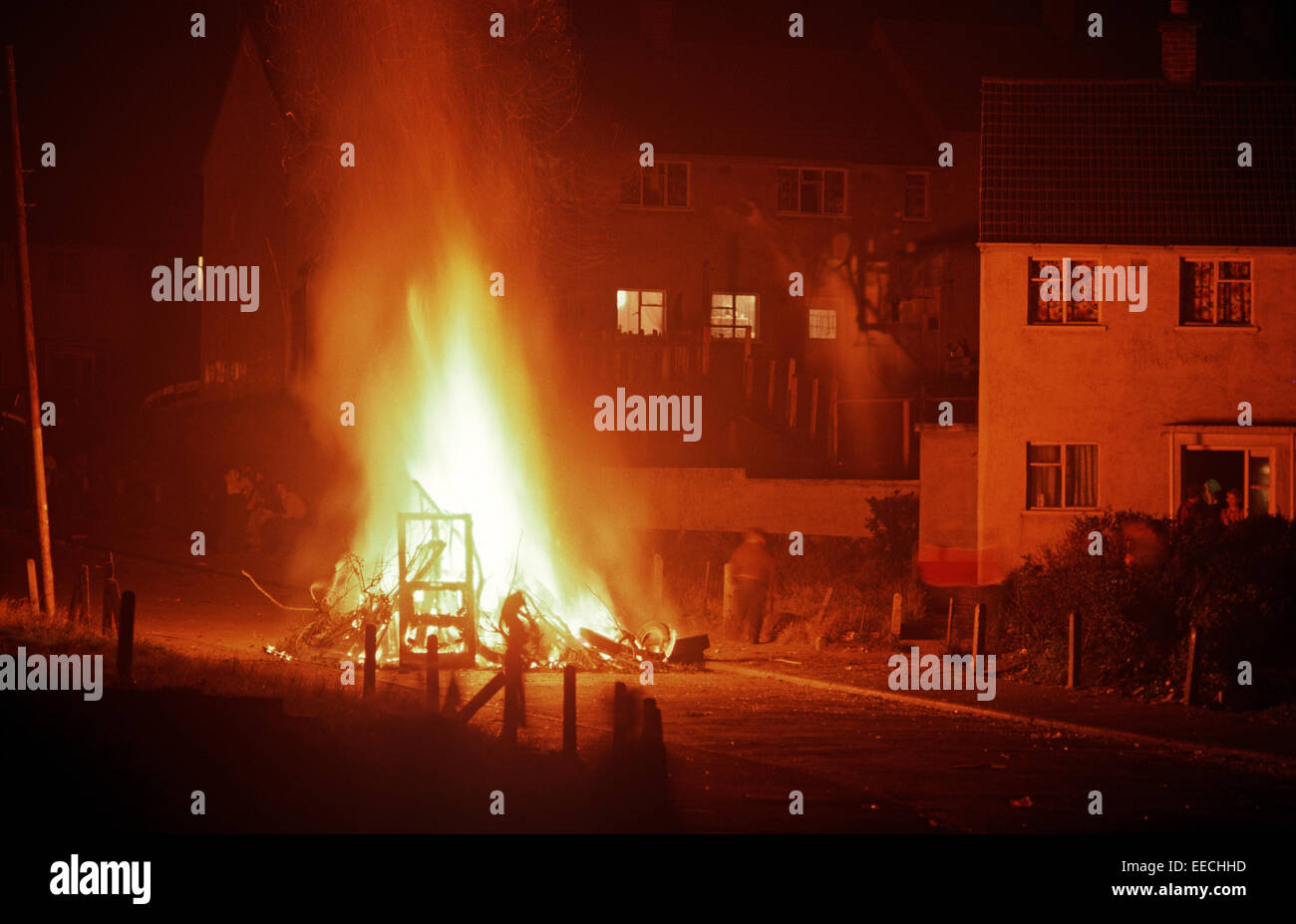 BELFAST, EN IRLANDE DU NORD - août 1972. feux allumés à l'internement à Ballymurphy anniversaire, une zone républicaine de l'Ouest de Belfast durant les troubles, l'Irlande du Nord. Banque D'Images