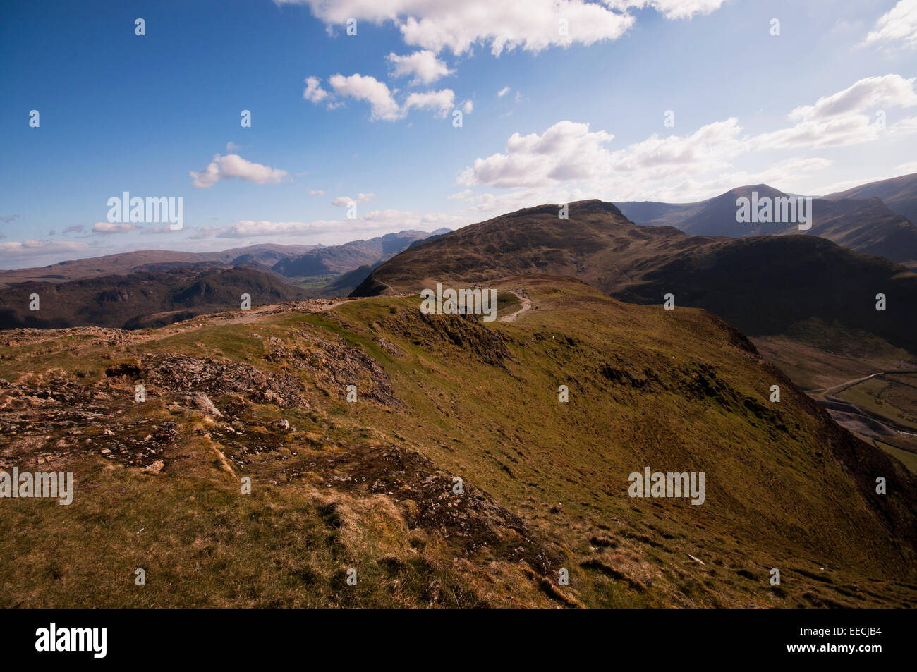 En regardant vers le sud le long de la crête de Catbells vers Maiden Moor dans le Parc National de Lake District. Banque D'Images