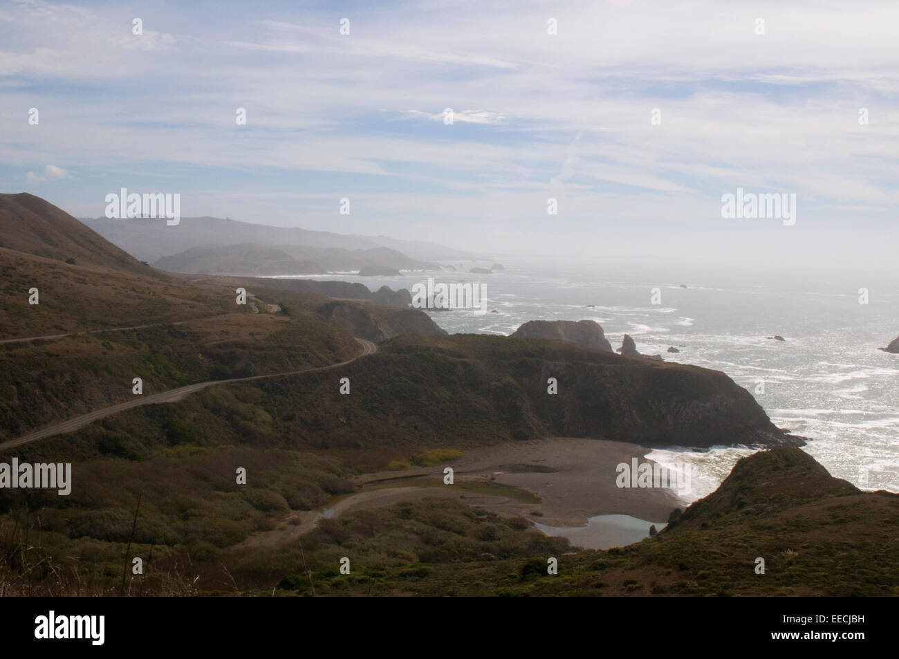 La ligne de la côte du Pacifique dans les brumes du matin craggy les cultures de l'océan route côtière du nord de la Californie USA Banque D'Images