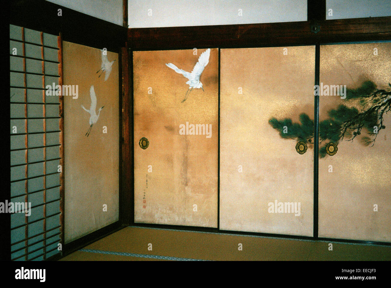 Photo d'oiseaux sur un héron Ecornet souffler les portes coulissantes fusuma japonais. Banque D'Images
