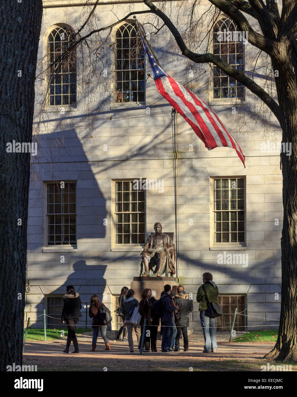 Les touristes et les étudiants de l'John Harvard statue d'une belle journée d'automne dans la région de Harvard Yard, Cambridge, MA, USA. Banque D'Images