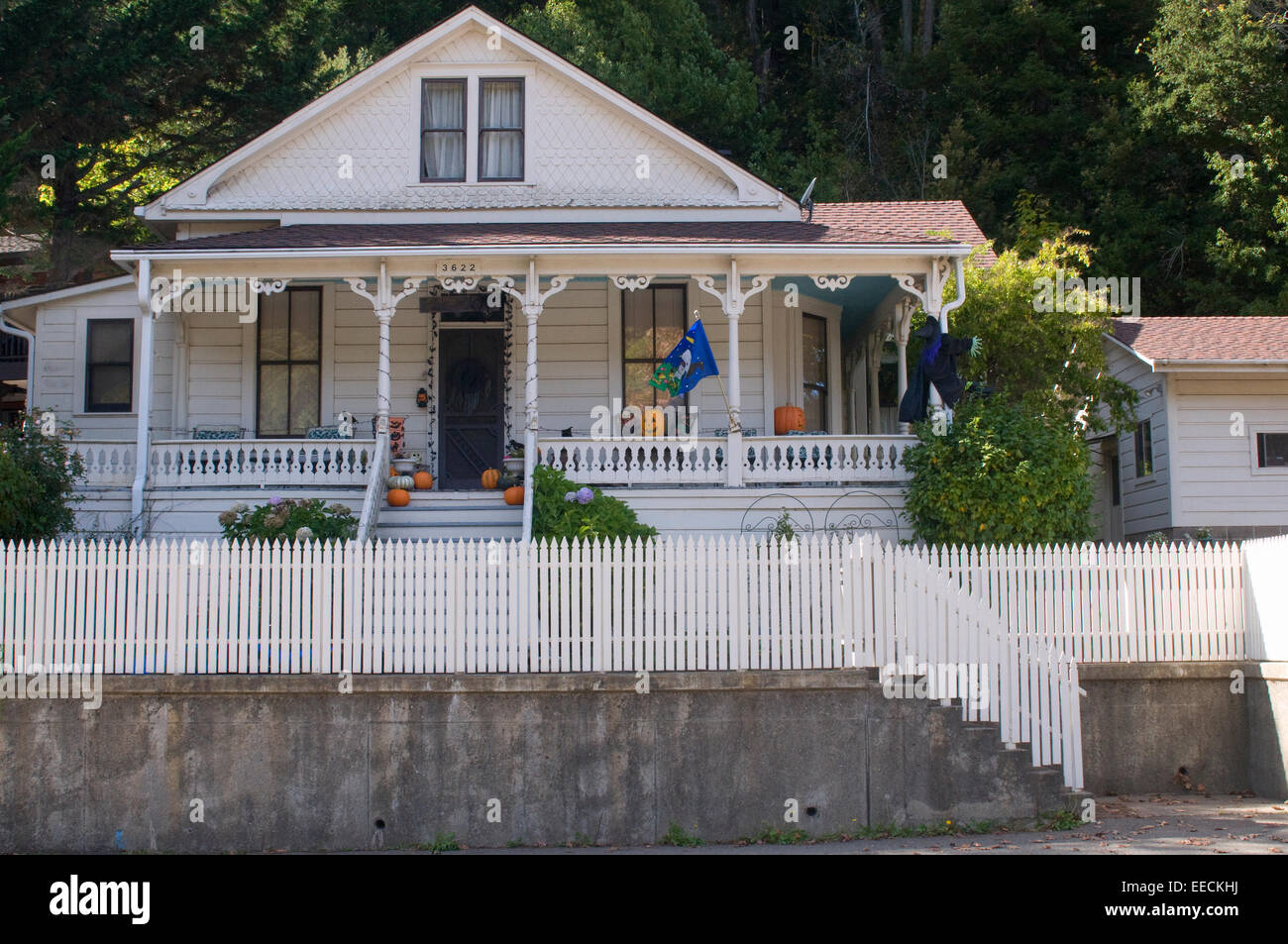 Clôture blanche en bois pittoresque maison en Californie du Nord Occidental États-unis avec des citrouilles d'Halloween sur le porche Banque D'Images