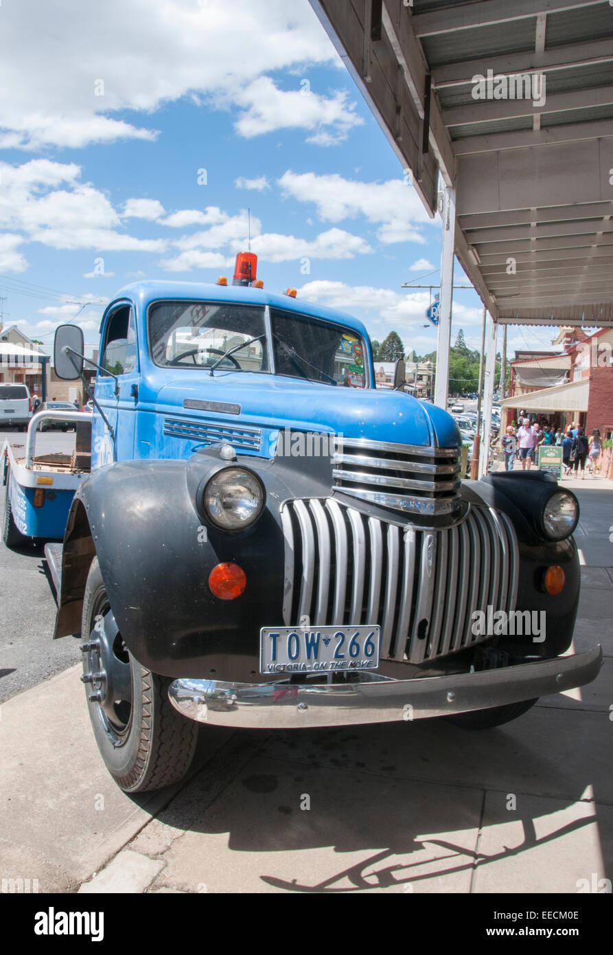 Australian road trip : le Maple Leaf Chevrolet camion (ca 1940) encore en activité, l'utilisation, NE Victoria Beechworth Banque D'Images