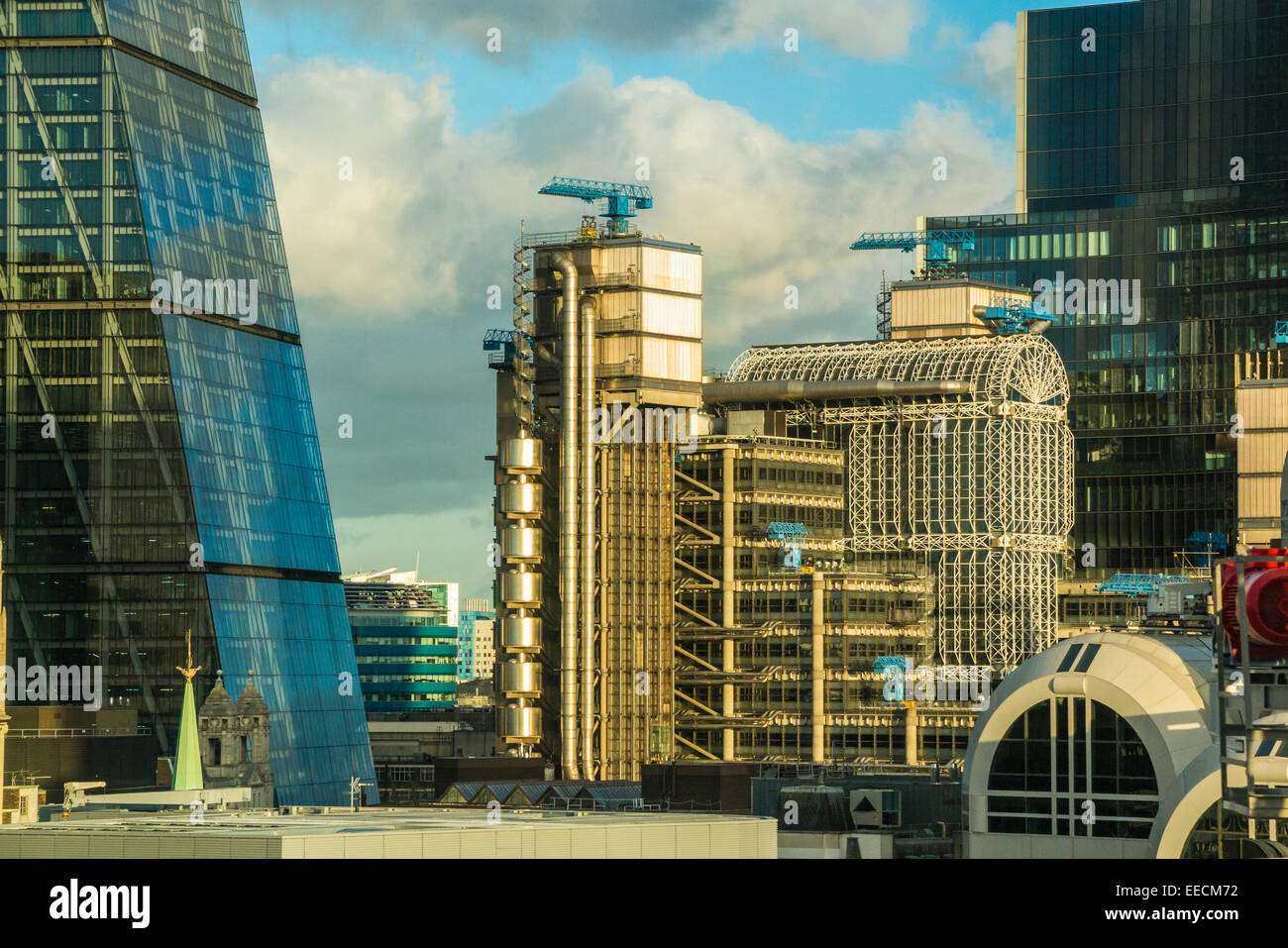 Visites commerciale : l'emblématique bâtiment de la Lloyds, il est entouré par les Cheesegrater, Leadenhall Street, City of London district d'assurance, EC3, UK Banque D'Images