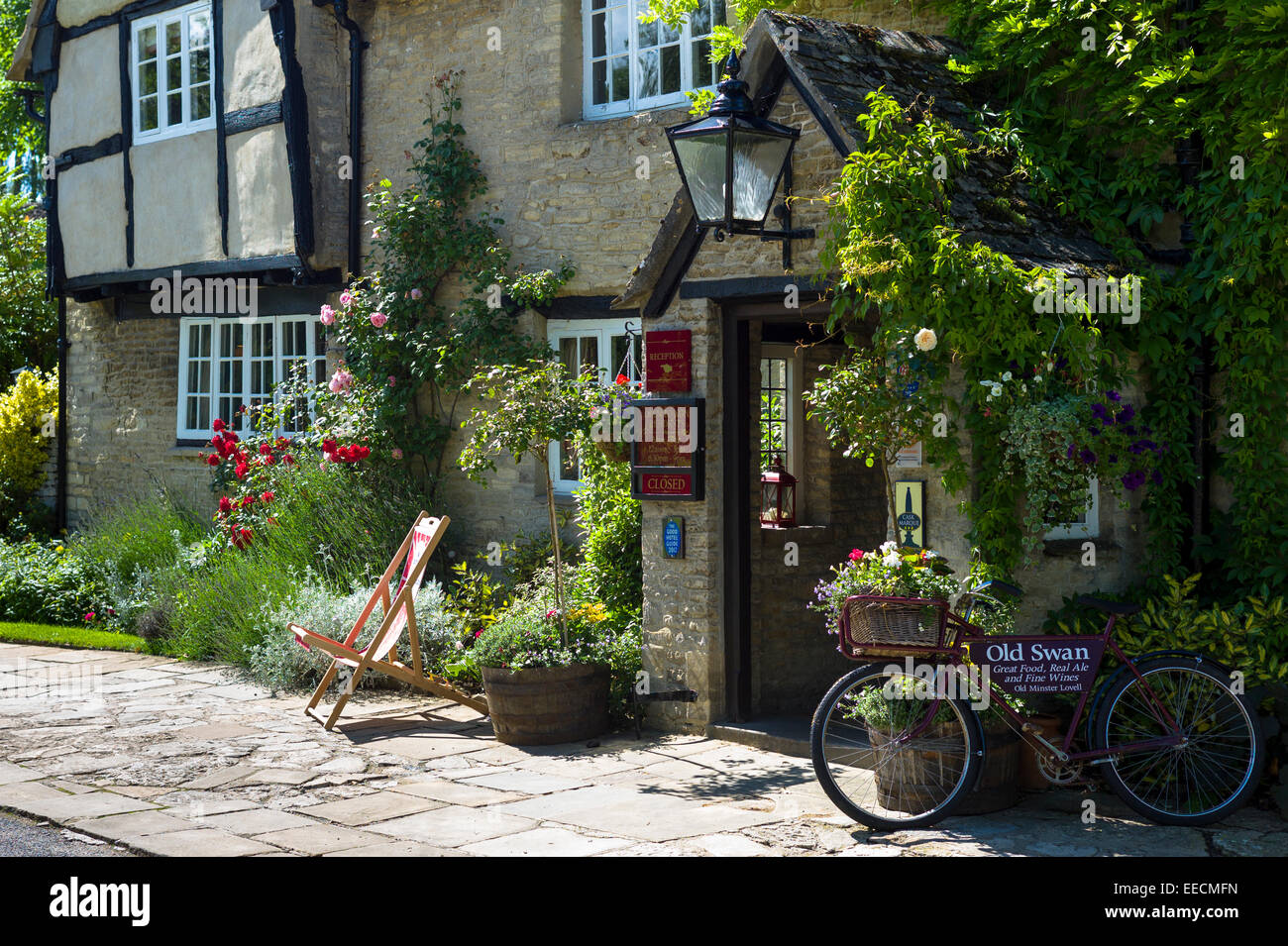 L'Old Swan Hotel et chambre en public dans les Cotswolds Minster Lovell, Oxfordshire, UK Banque D'Images