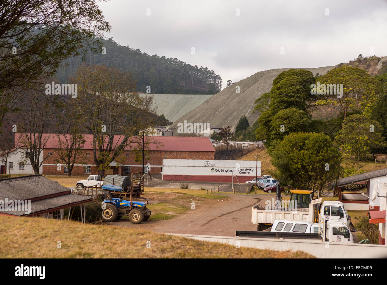 BULEMBU, SWAZILAND, AFRIQUE - ex-ville minière de l'amiante, aujourd'hui en grande partie inoccupée, avec vue sur la montagne de déchets miniers. Banque D'Images