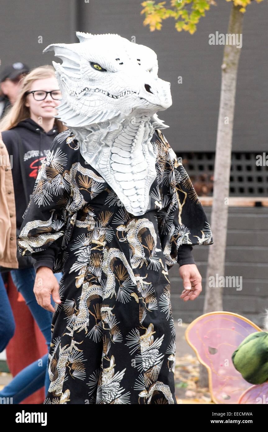 Costume Halloween dragon lézard en parade à Ashland Oregon USA Banque D'Images