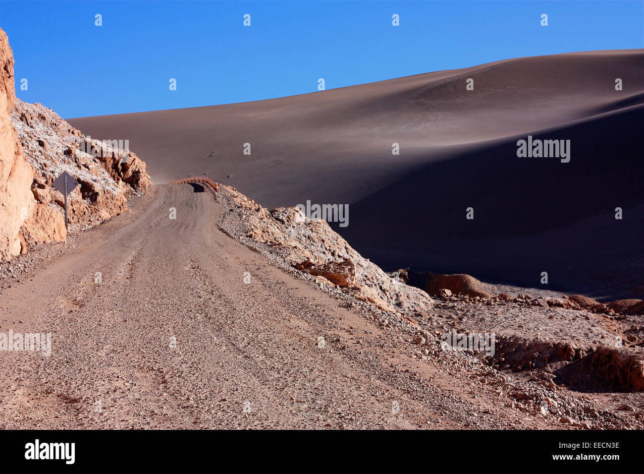 Route de la poussière et des dunes à l'entrée de la Valle de la Luna en Bolivie Banque D'Images