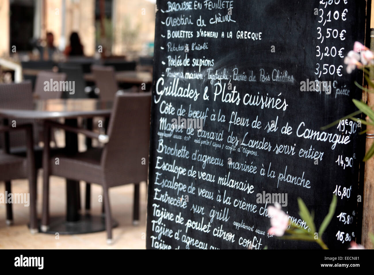 Paris, France restaurant menu de sélection avec les gens de manger dans l'arrière-plan. Banque D'Images