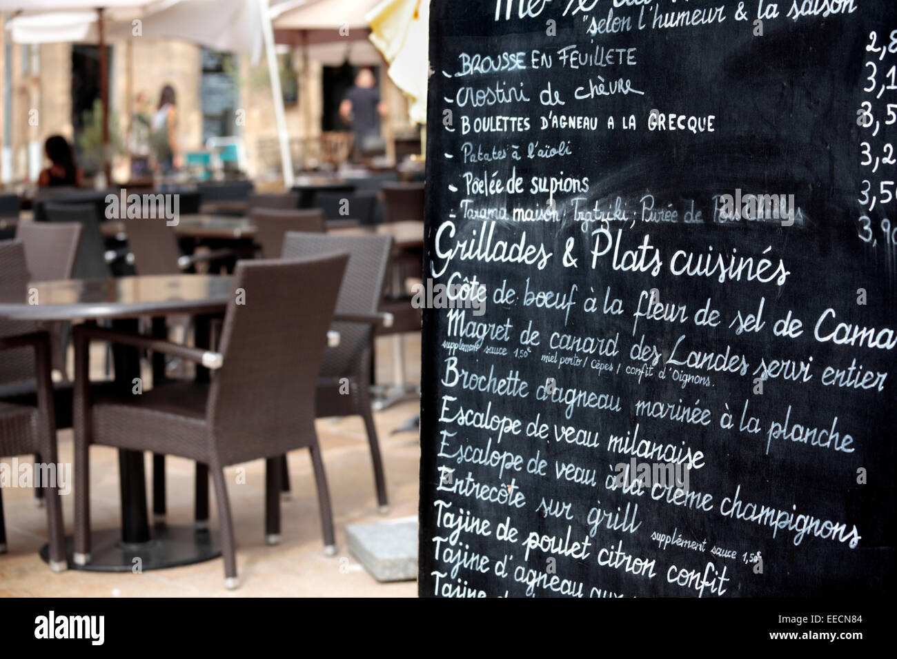 Paris, France restaurant menu de sélection avec les gens de manger dans l'arrière-plan. Banque D'Images