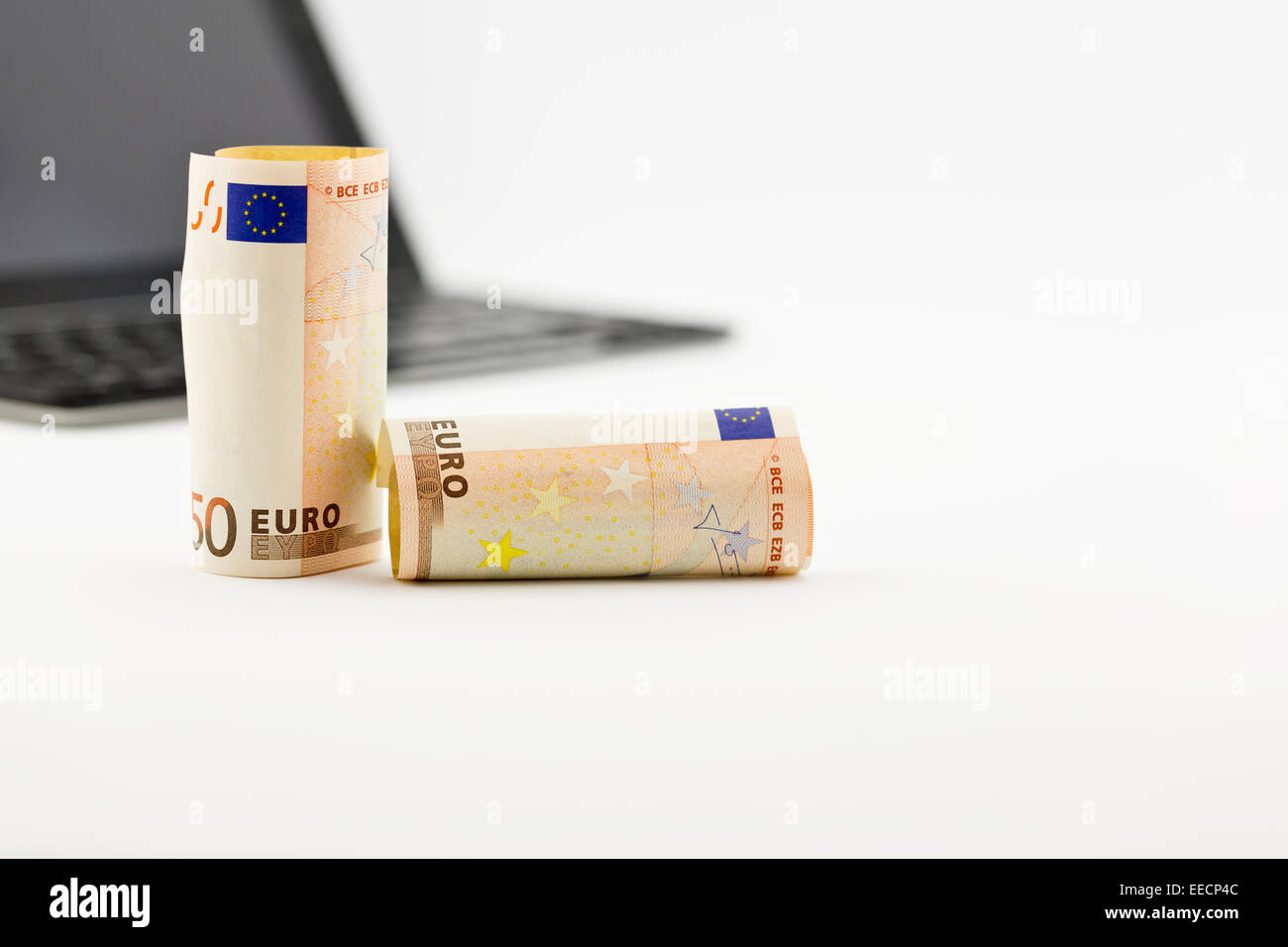 L'accent sur la monnaie euro en face de comprimé et clavier. Selective focus on de l'argent avec copie espace à droite. Banque D'Images