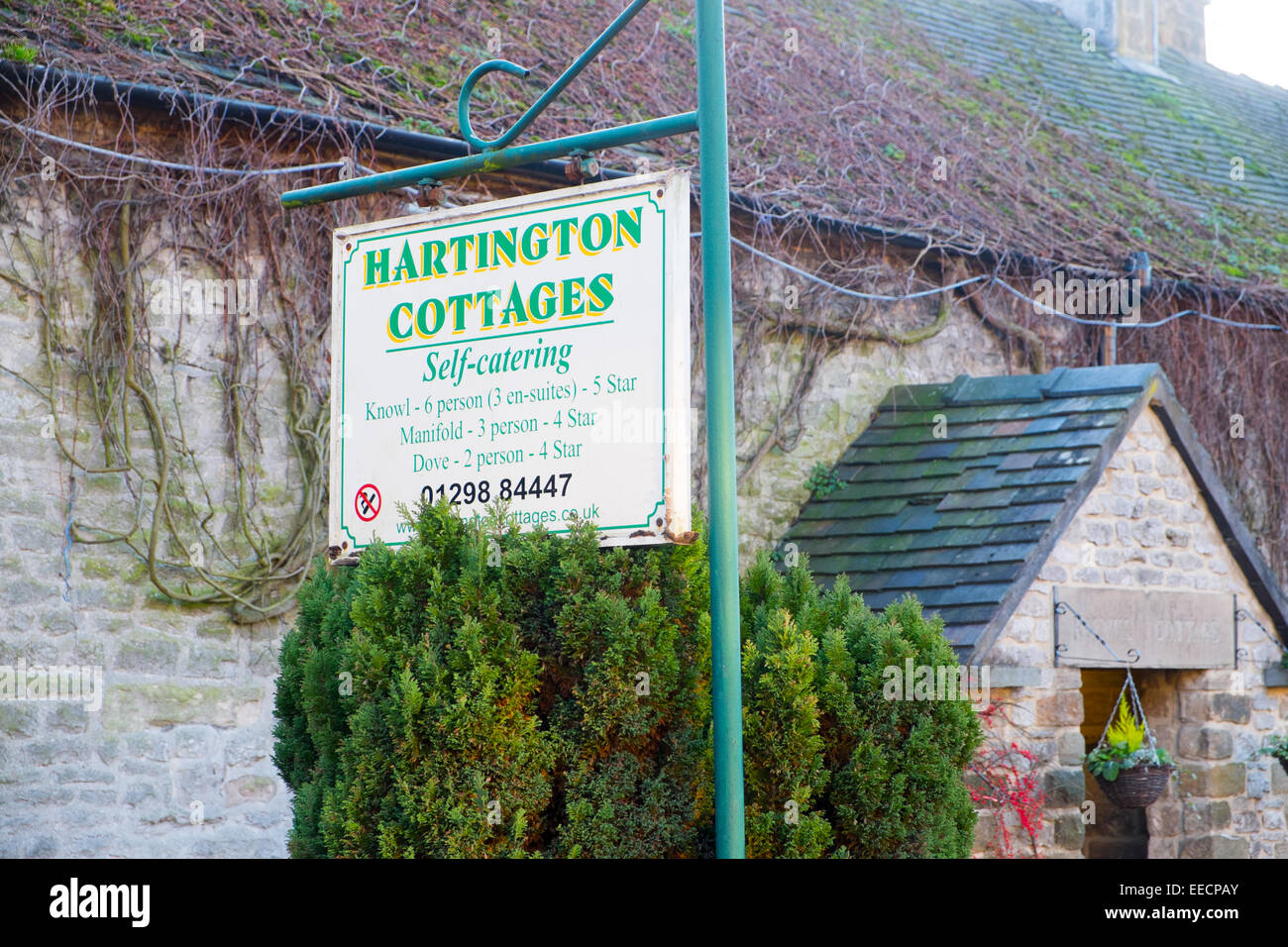 Maisons de vacances signe à louer dans le village derbyshire de Hartington, Angleterre, Royaume-Uni Banque D'Images