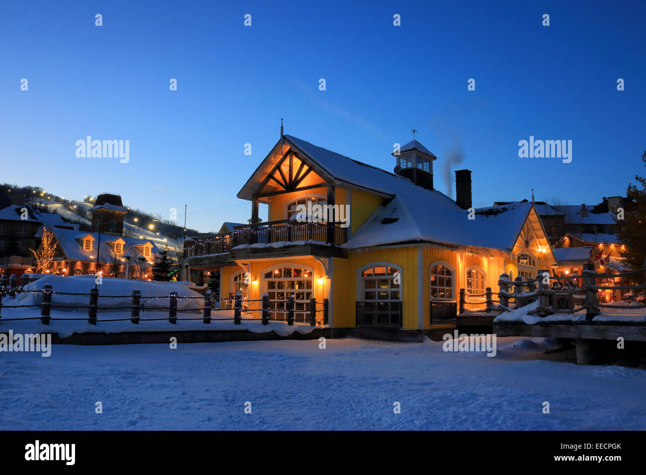 Juste de fées bleu style montagne dispose de pistes de ski, centres de villégiature et des restaurants de nuit Banque D'Images
