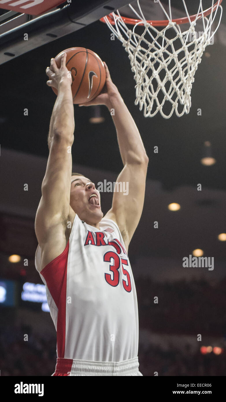 Tucson, Arizona, USA. 15 Jan, 2015. Arizona Wildcats KALEB TARCZEWSKI centre (35) dunks la balle contre le Colorado Buffaloes au McKale Center le Jeudi, 15 janvier 2015 à Tucson, Arizona Wildcats l'Arizona Colorado Buffaloes battu 68-54. © Ryan Revock/ZUMA/ZUMAPRESS.com/Alamy fil Live News Banque D'Images