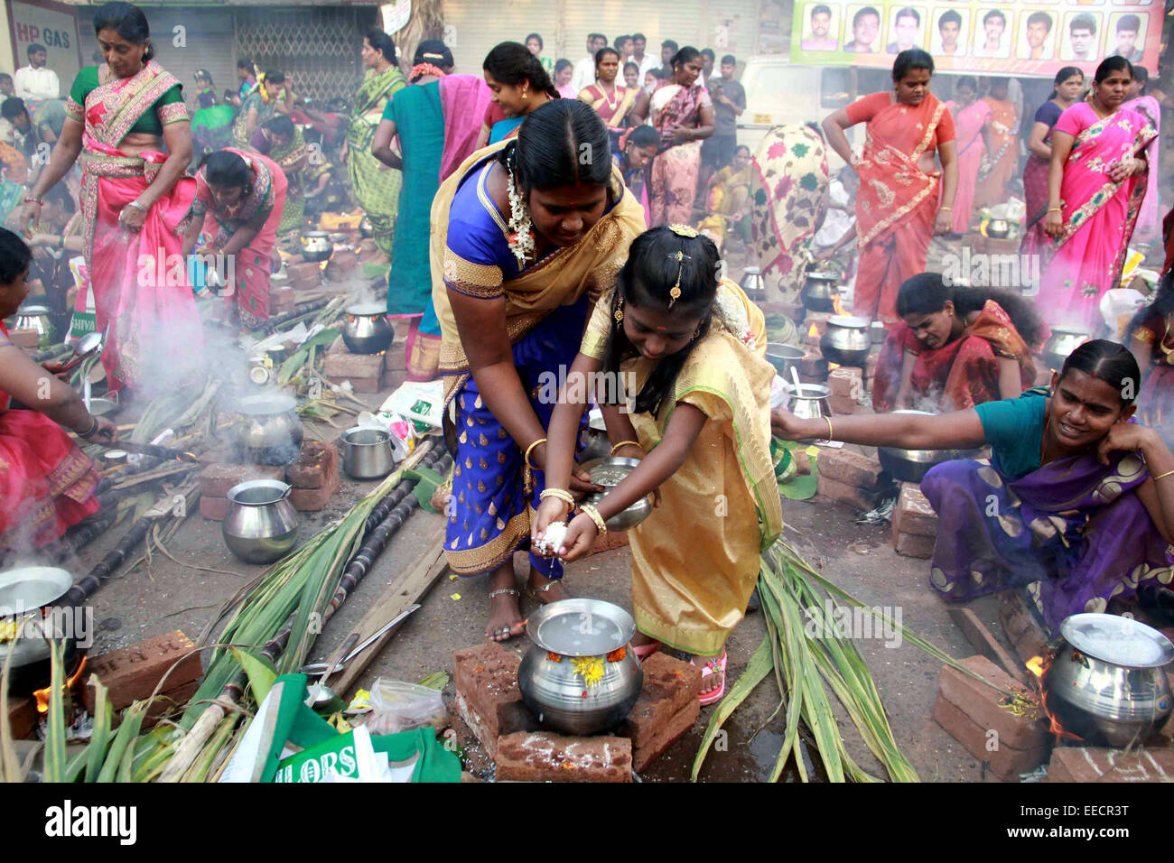 Mumbai, Inde. 15 Jan, 2015. Les femmes de faire de la communauté tamoule du riz traditionnel pour célébrer "Pongal", l'un des plus grand festival de Tamouls ou les gens de Tamilnadu à Dharavi à Mumbai, Inde, le 15 janvier 2015. © Stringer/Xinhua/Alamy Live News Banque D'Images