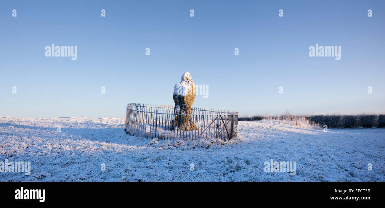 Le roi Pierre au Rollright stones recouverts de neige en hiver. L'Oxfordshire, Angleterre. Vue panoramique Banque D'Images