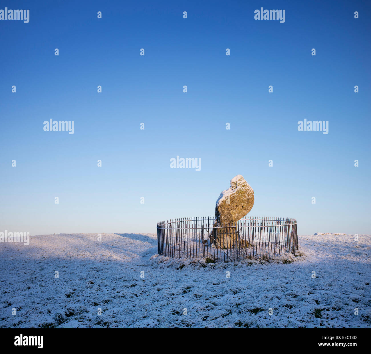 Le roi Pierre au Rollright stones recouverts de neige en hiver. L'Oxfordshire, Angleterre. Banque D'Images