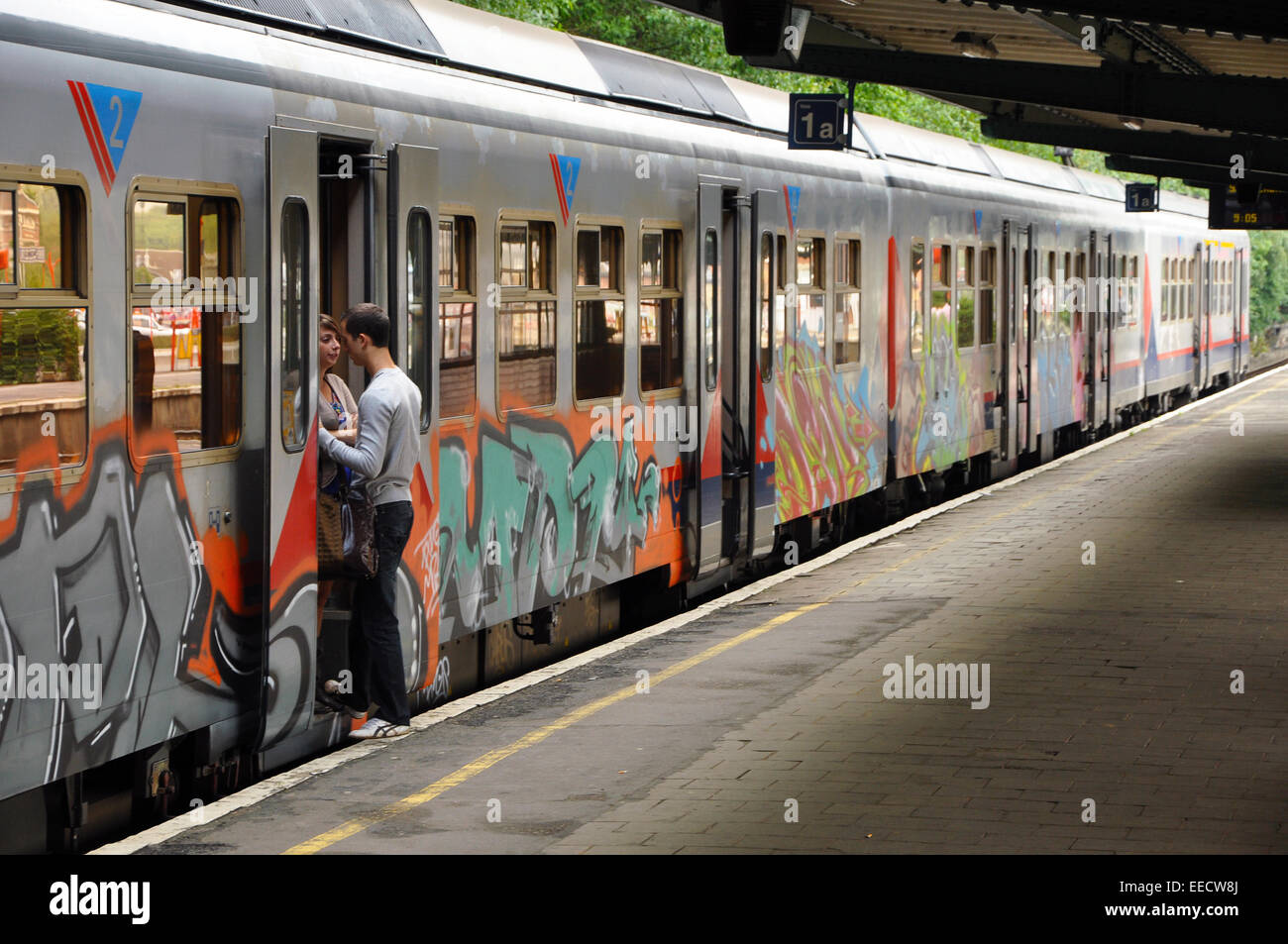 VERVIERS, BELGIQUE - AOÛT 2010 : dernier adieu baisers dans un train près de l'expérience des distorsions sur la gare de Verviers Banque D'Images