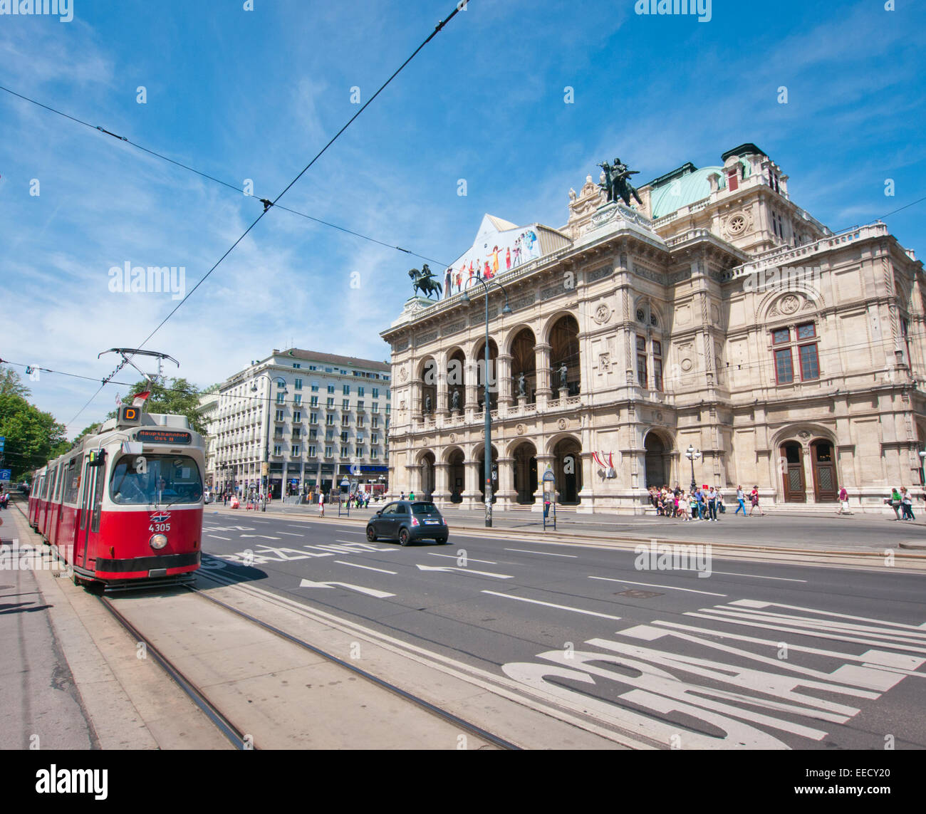 Un tram passant l'Opéra de Vienne en Autriche Banque D'Images