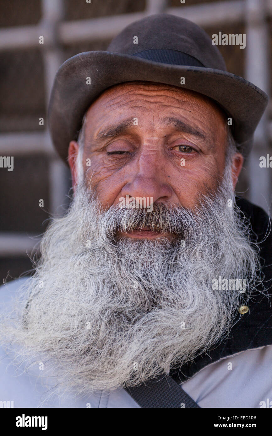 Un vieux mendiant l'homme dans la ville de Rome, Italie. Banque D'Images