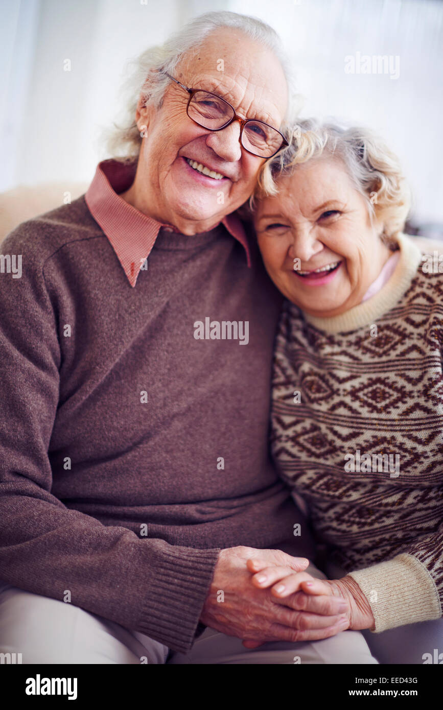 Cheerful senior couple in pulls looking at camera Banque D'Images