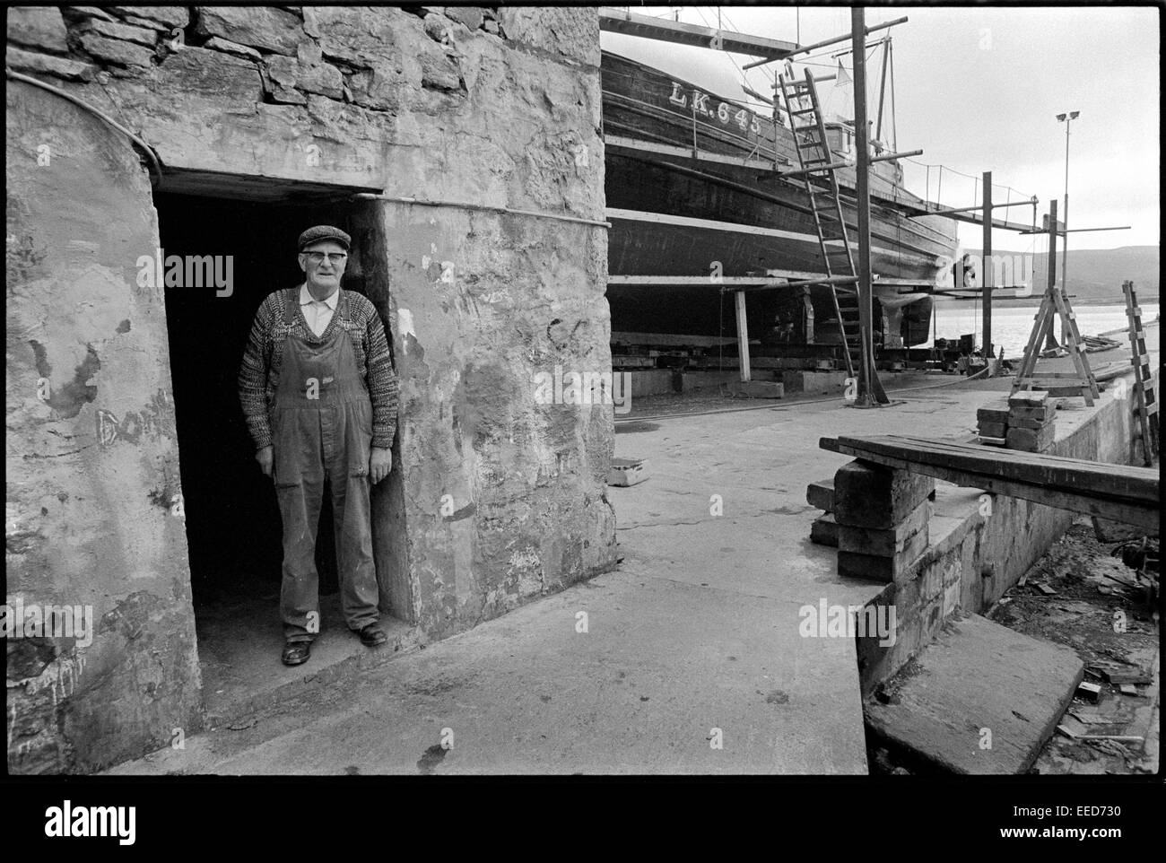 Un bateau de pêche sur la cale de halage à Scalloway boatyard, Shetland. Banque D'Images