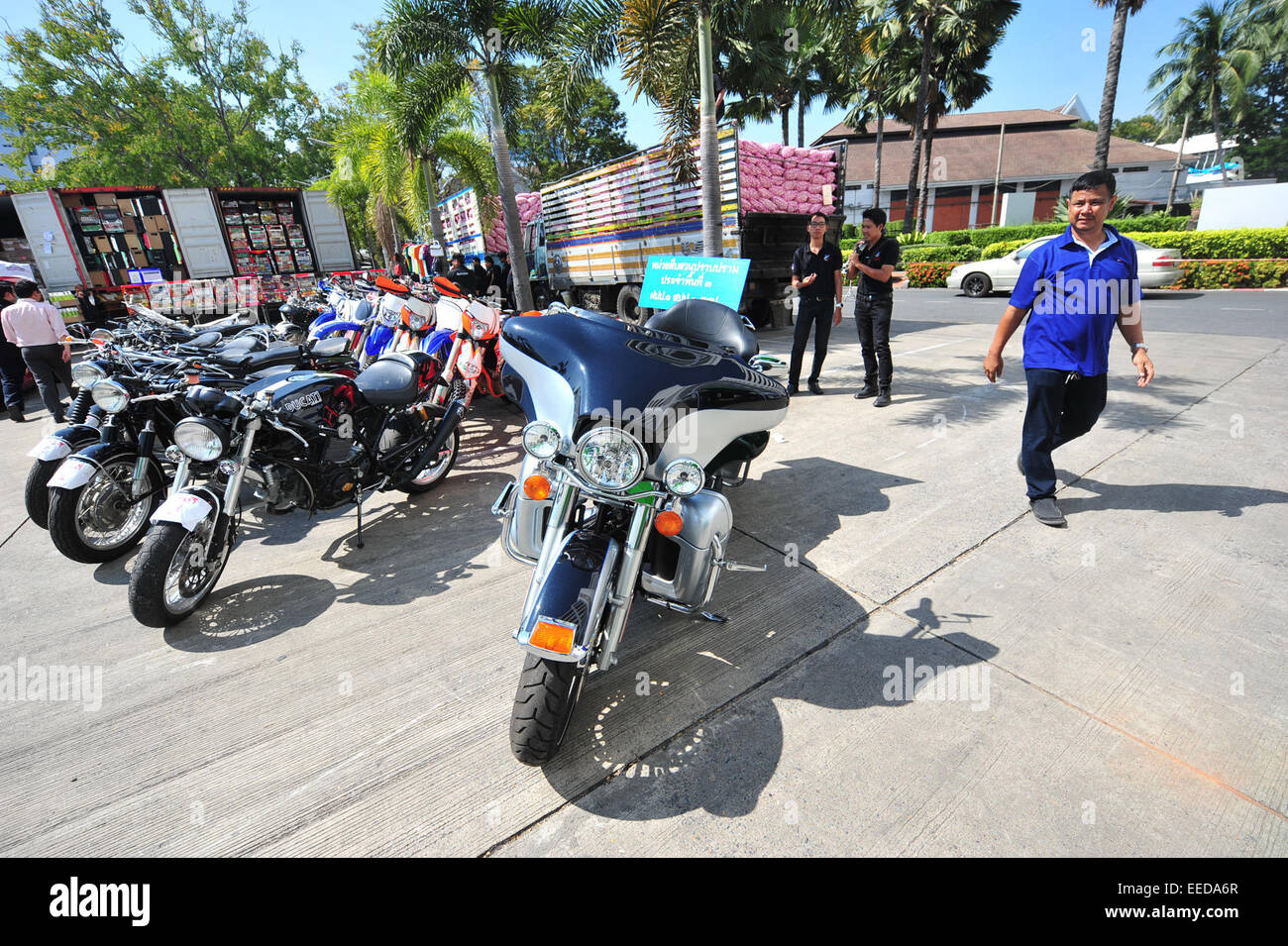 Bangkok, Thaïlande. 16 janvier, 2015. Un homme regarde les motos de contrebande à l'administration centrale des douanes thaïlandais à Bangkok, Thaïlande, 16 janvier 2015. Les douanes thaïlandaises ont saisi la contrebande de voitures, la contrebande des motos et des sacs à main avec de faux noms de marque d'une valeur de 141 millions de baht (environ 4,58 millions de dollars américains). © Sageamsak Rachen/Xinhua/Alamy Live News Banque D'Images