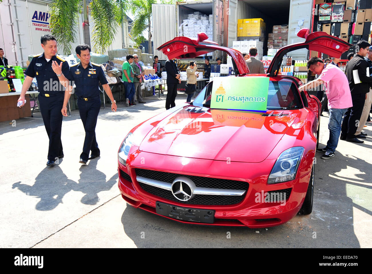 Bangkok, Thaïlande. 16 janvier, 2015. Une voiture de contrebande saisis par les fonctionnaires des douanes thaïlandaises est montré lors d'un point de presse au siège des douanes thaïlandais à Bangkok, Thaïlande, 16 janvier 2015. Les douanes thaïlandaises ont saisi la contrebande de voitures, la contrebande des motos et des sacs à main avec de faux noms de marque d'une valeur de 141 millions de baht (environ 4,58 millions de dollars américains). © Sageamsak Rachen/Xinhua/Alamy Live News Banque D'Images