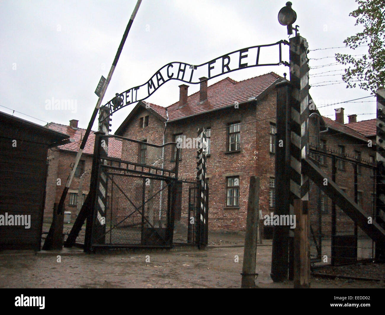 Fichier - La porte principale de la camp allemand nazi de concentration Auschwitz-Birkenau avec la devise 'Arbeit macht frei' ('work apporte la liberté' ou 'travailler' libère) dans Oswiecim, Pologne, mai 2003. L'inscription couronne la porte principale et a été volé début le 18 décembre 2009. Un porte-parole du site memorial a confirmé les rapports des médias polonais à l'agence de presse allemande dpa ; les délinquants sont inconnus et à la course. Les gardiens du musée remarqué le vol et immédiatement informé la police. Une copie de l'inscription, qui a été faite au cours de travaux de rénovation, a été installé. Le cynique devise 'travail apporte Banque D'Images
