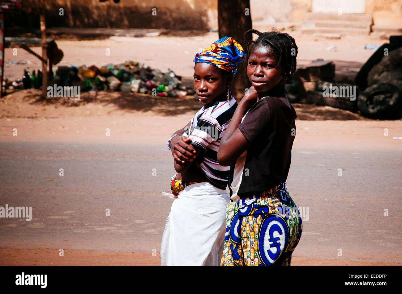 Portrait de deux jolies filles dans la rue. Burkina Faso Banque D'Images