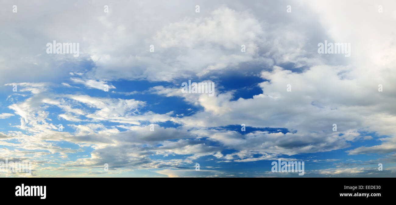 Vue panoramique ciel avec les nuages. Ciel du soir dans un ressort. Banque D'Images