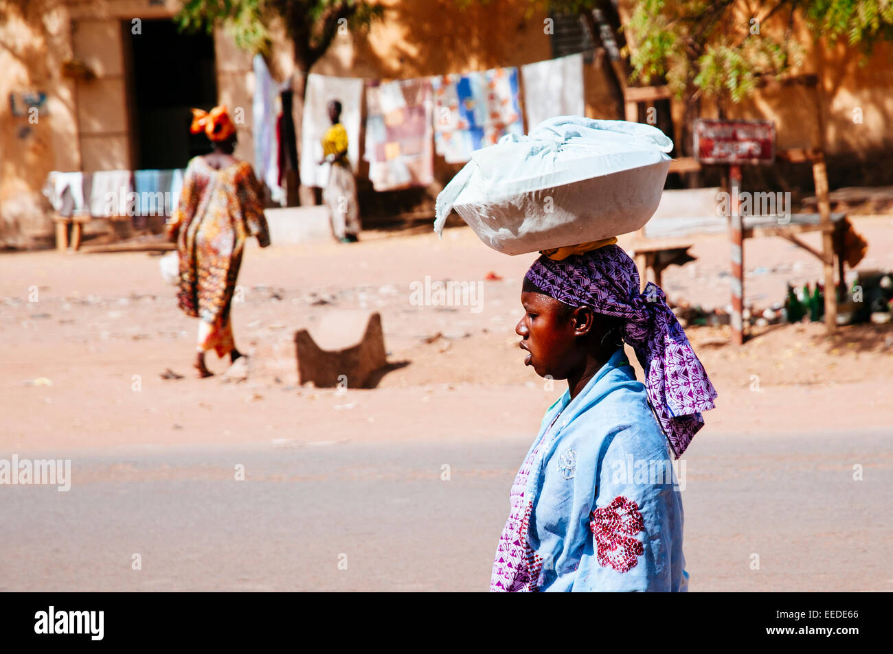 Femme transportant un grand bol sur la tête. Burkina Faso Banque D'Images