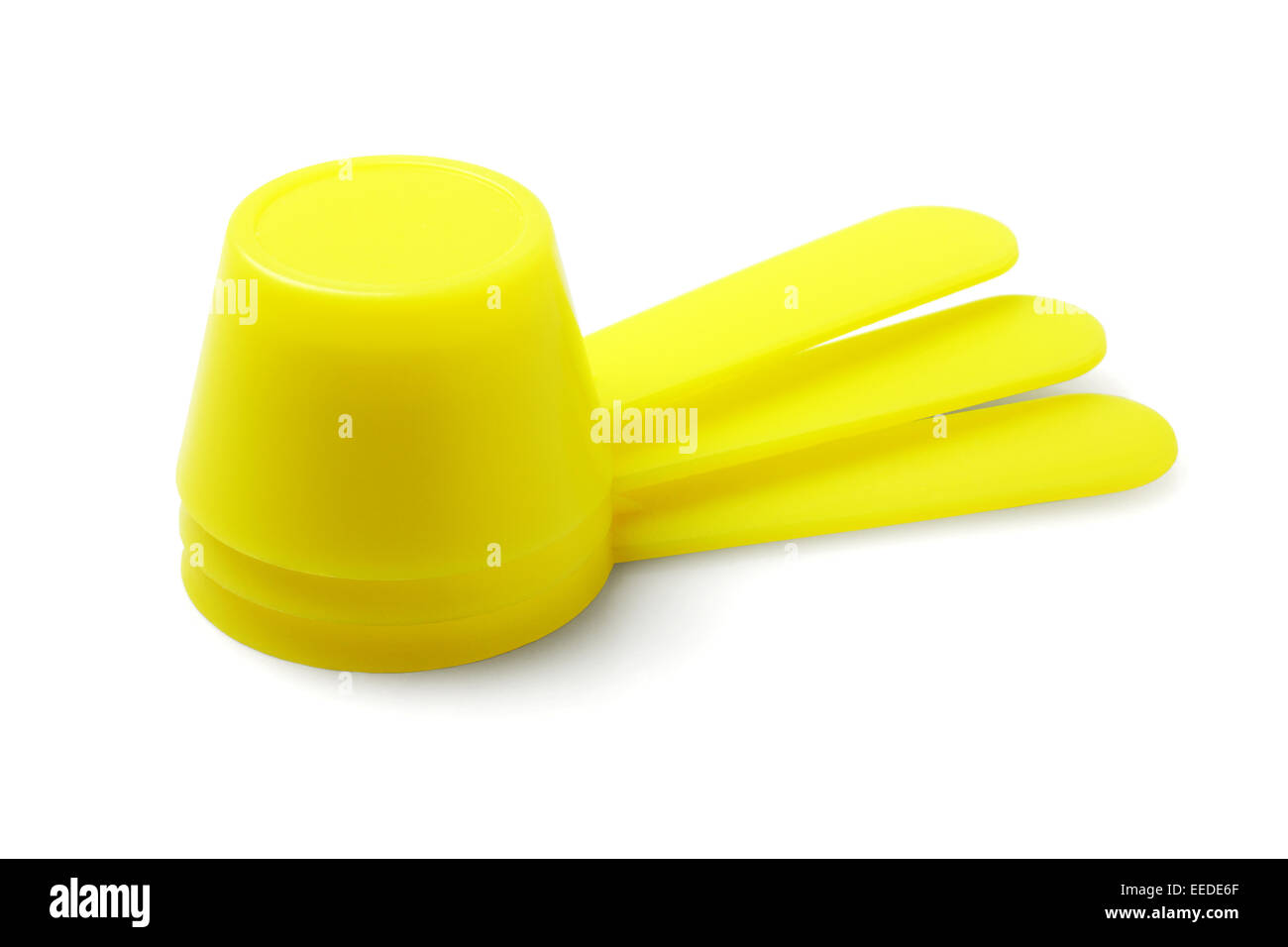 Trois cuillères de poudre de lait en plastique sur fond blanc Banque D'Images