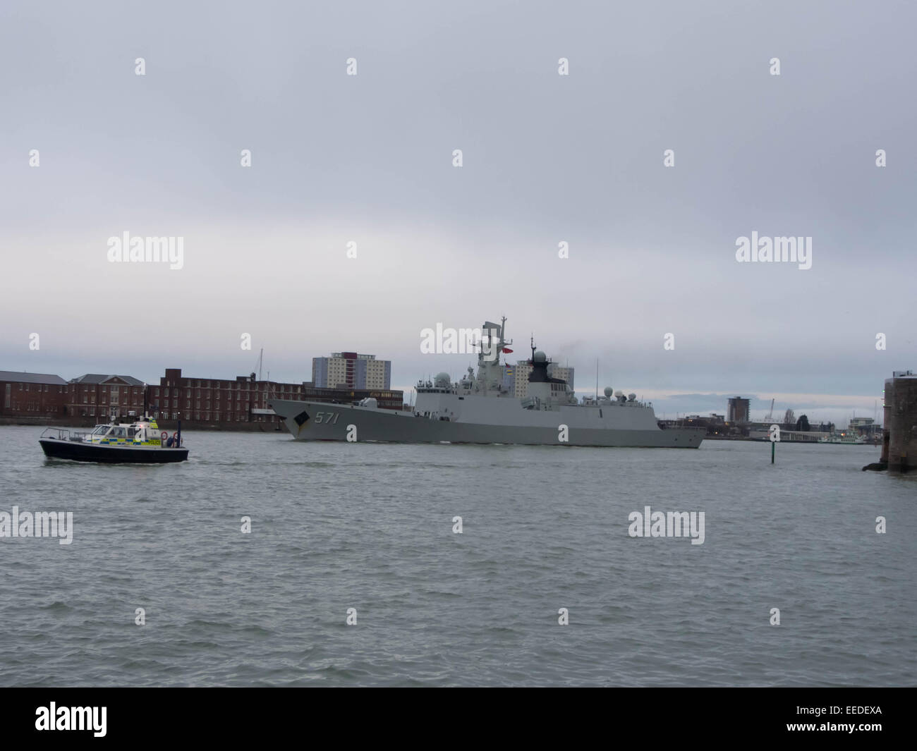 Portsmouth, Angleterre, 16 janvier 2015.La frégate Yun Cheng de la People's Liberation Army Navy quitte le port de Portsmouth après une visite de 5 jours visant à améliorer la compréhension des militaires entre le Royaume-Uni et la Chine. La frégate Yun Chenga était accompagné par le navire d'assaut Chang Bai Shan et le navire ravitailleur Chaohu". Crédit : Simon Evans/Alamy Live News Banque D'Images