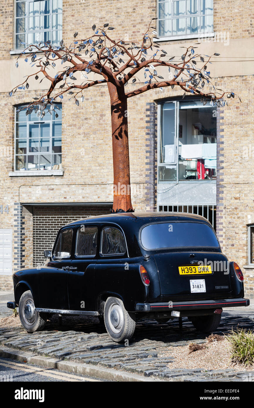 Un taxi London noir avec un arbre pousse depuis son toit, Londres, Angleterre. Banque D'Images