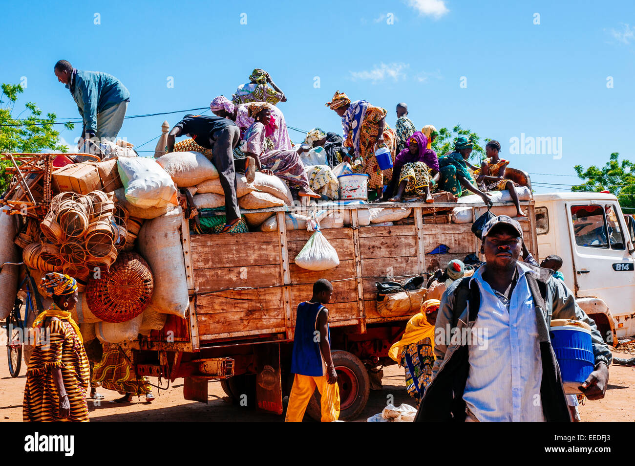 Les gens du déchargement d'un camion plein de marchandises pour la vente sur les marchés lundi à Djenné, au Mali. Banque D'Images