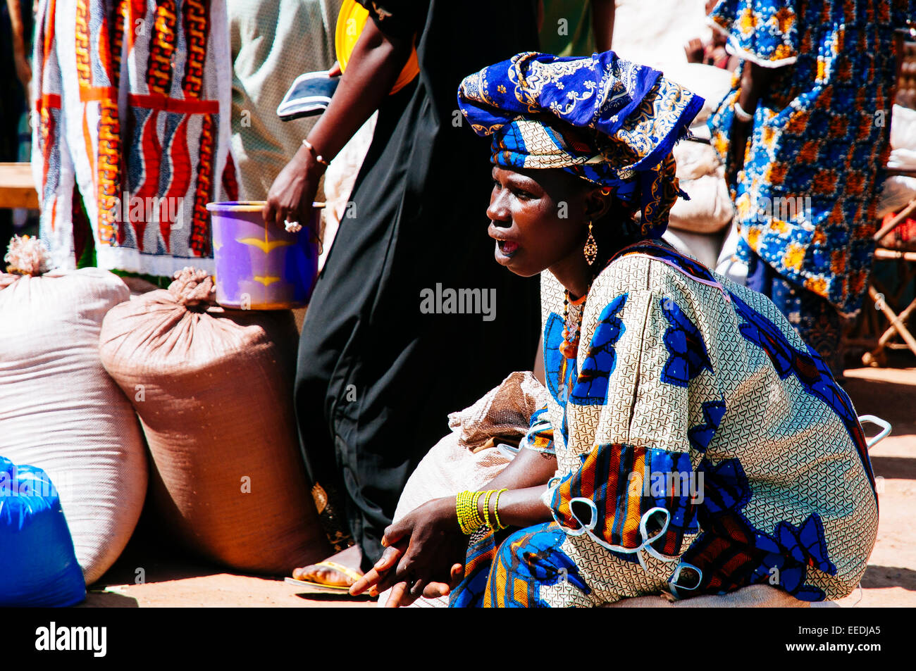 Femme assise à un décrochage dans le marché du lundi, Djenné, Mali. Banque D'Images