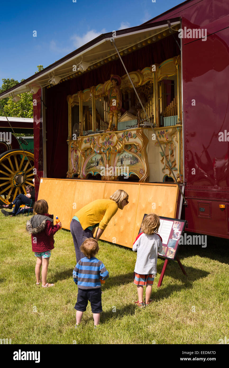 Royaume-uni, Angleterre, Vale de Pewsey, OARE, Wiltshire, vapeur et Vintage Fair, la mère et les enfants à la foire à l'organ Banque D'Images