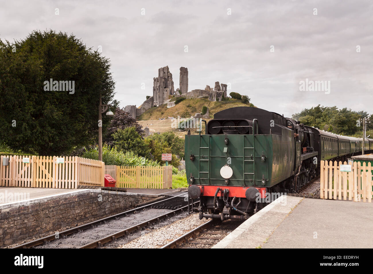 Un train à vapeur arrive à la station de Corfe Castle dans le Dorset. Banque D'Images