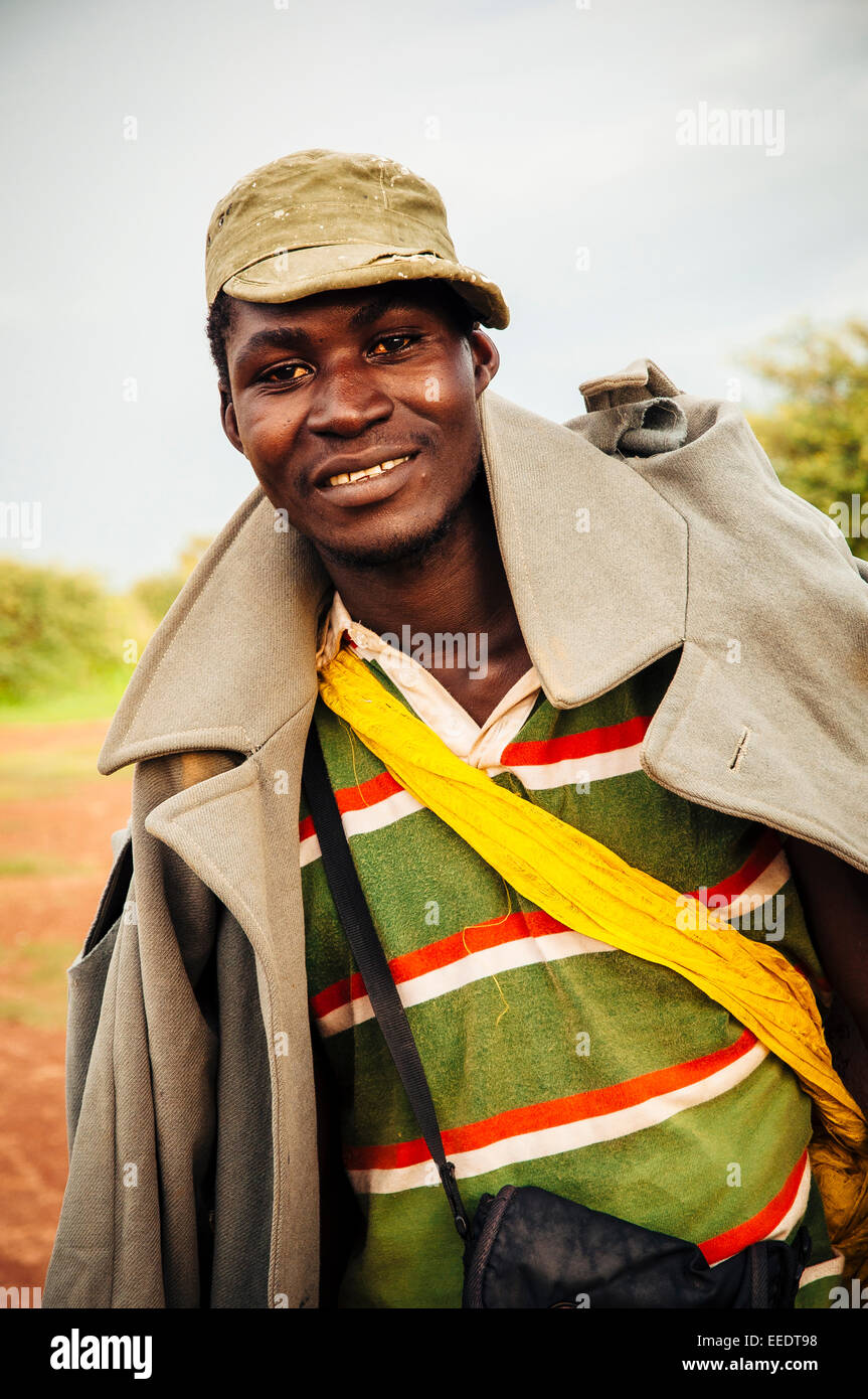 Portrait de jeune homme qui se déplace de son pays le Burkina Faso à l'Europe pour un avenir meilleur, au Mali. Banque D'Images