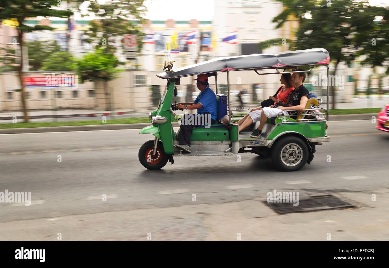 Tuk-tuk passant par dans une rue de Bangkok, Thaïlande, Asie du sud-est. Banque D'Images