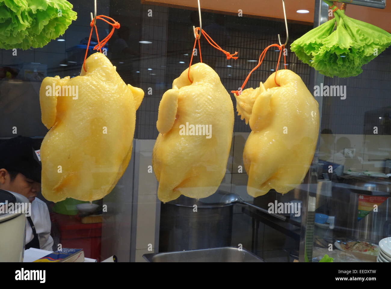 Ligne de poulet cuisiné la pendaison par le cou sur le marché intérieur, Bangkok, Thaïlande. En Asie du sud-est. Banque D'Images