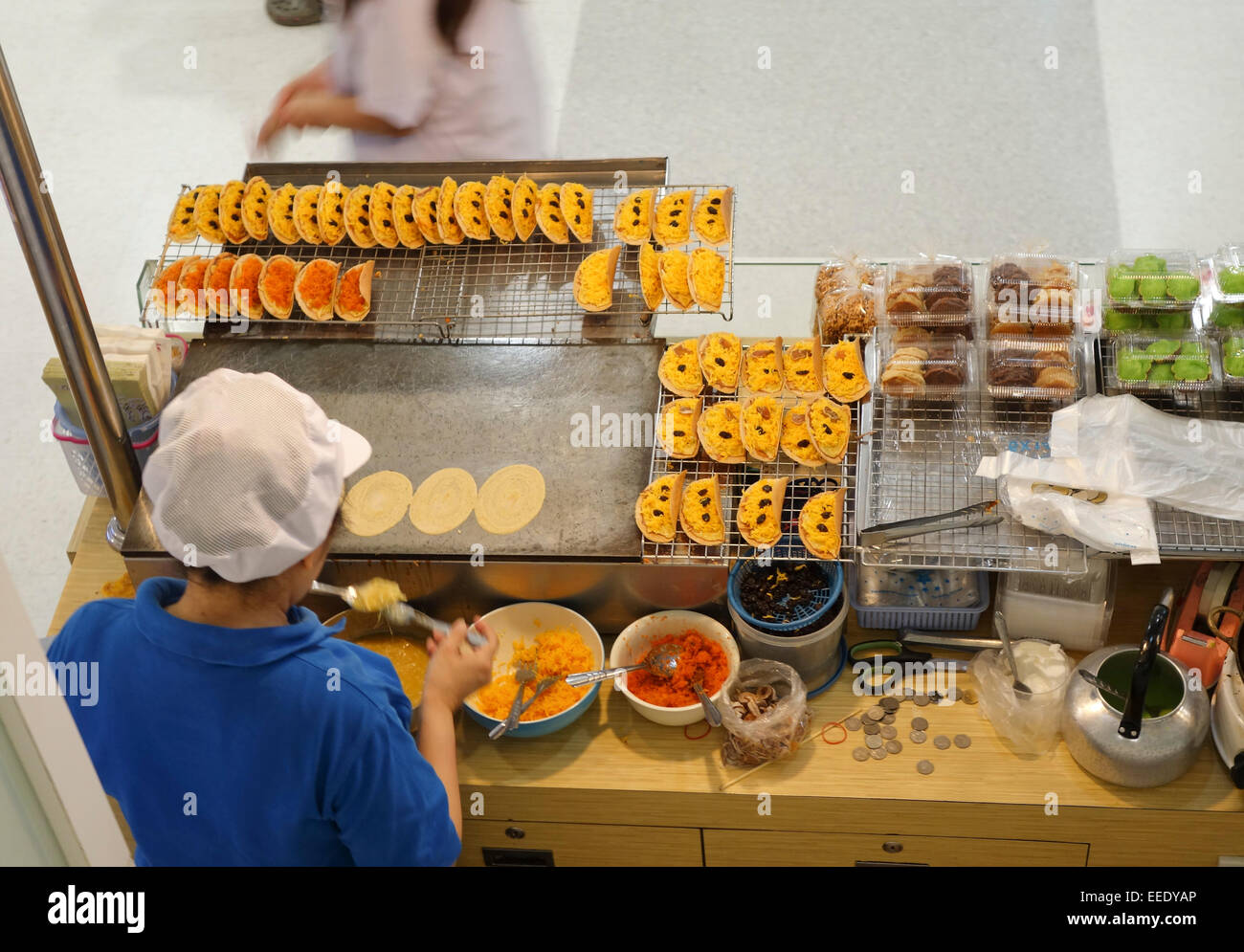 Vendeur de rue thaïlandaise Thai-Style prépare des crêpes croustillantes, Bangkok, Thaïlande. En Asie du sud-est. Banque D'Images