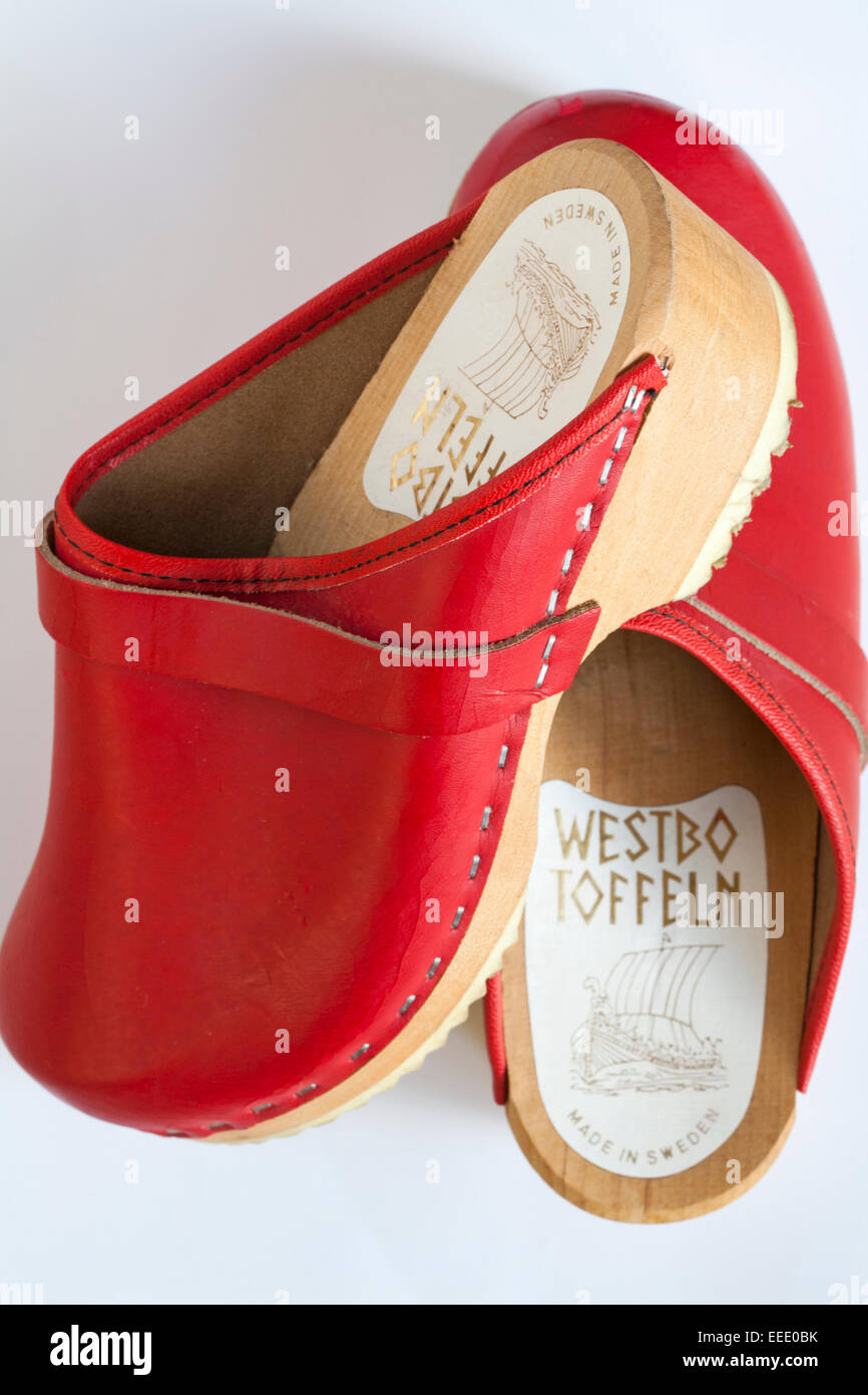 Chaussures de sabots Westbo Toffeln rouge, sabots, fabriquées en Suède sur  fond blanc - vendues au Royaume-Uni, Grande-Bretagne Photo Stock - Alamy