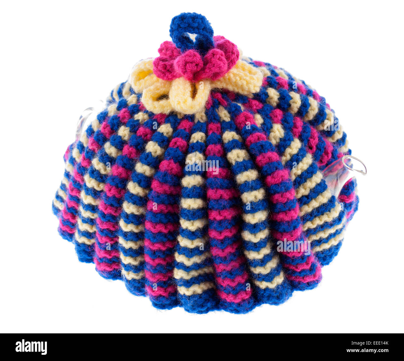 La laine tricotée confortable sur une théière théière en verre Banque D'Images