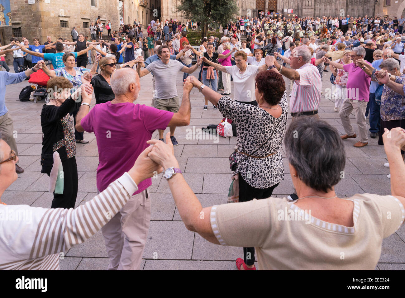 Leur danse Catalans Sardana traditionnel 4.10.2014 Banque D'Images